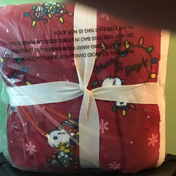 Berkshire Loftmink Red Peanuts Christmas full Reverse Sherpa 80x85 - Picture 3 of 4